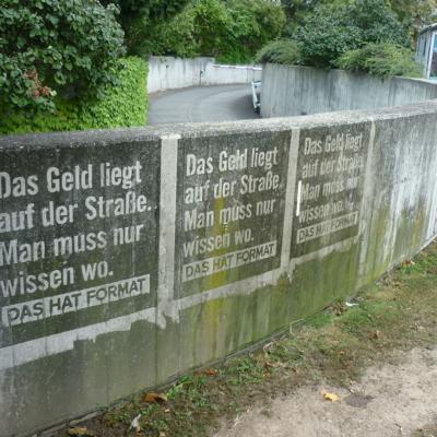 Das Geld liegt auf der Straße als Grafik einer Mauer