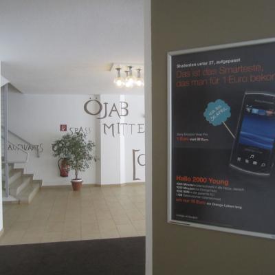 WerbePoster für Orange / Sony Erickson in Studentheim im Flur