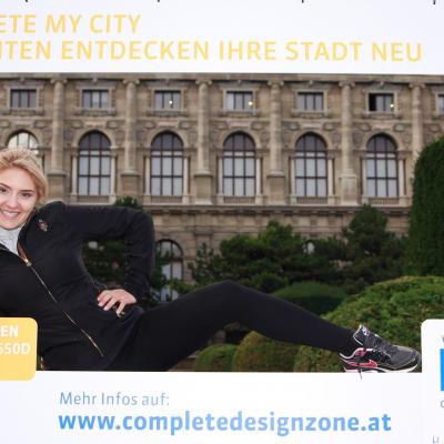 Card Complete Werbung in Form eines großen Rahmens durch den man eine Studentin und eine antike Fassade sieht