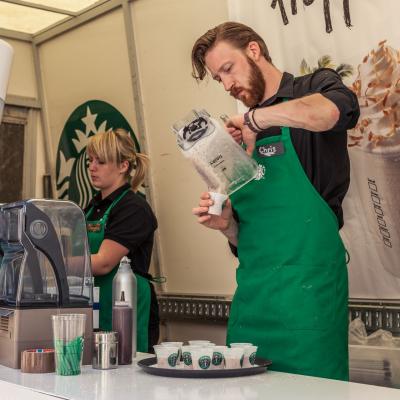 Im mobilen Billboard wird Frappucino gemacht