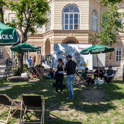 Verkostung unter Sonnenschirmen im Hofgarten