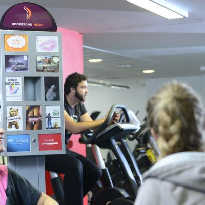 Boommerang Cards im Fitness Studio vor jungen Sportlerinnen