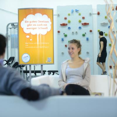 beleuchtetes Poster im Fitness Studio im Lounge Bereich 