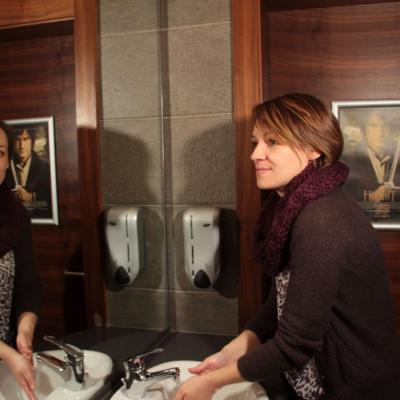 Frau im Restaurant Waschraum / Toilette, im Hintergrund auf Holz Wand Filmwerbung