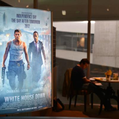 Beleuchtetes Poster mit Film Werbung in Bar