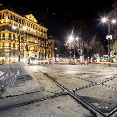 Refelektierende Folie auf Straße nachts in Wien mit Mazda Schriftzug / Werbung