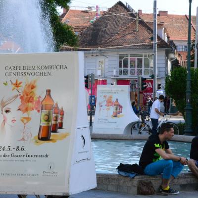 Kamboucha City Light Poster auf Rädern auf Springbrunnen in City