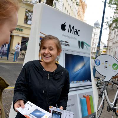 Werbung für iMac mit Promotorin 