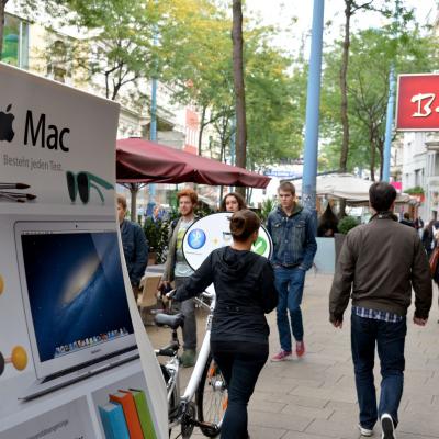 iMac Werbung als mobiles City Light an Fahrrad in der Innenstadt