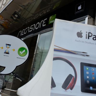 iPad Werbung als mobiles City Light an Fahrrad in der Innenstadt