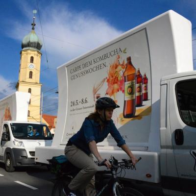 2 mobile Plakate auf Kleinlaster weiss mit Werbung für Carpe Diem in Stadtverkehr