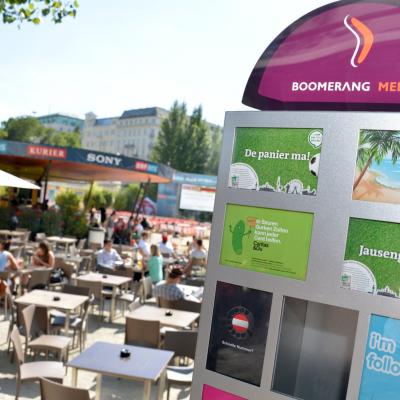 Werbepostkartenständer im Outdoor Bereich einer schicken Bar