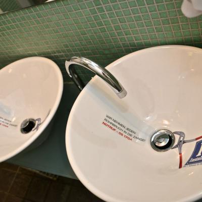 Werbeaufkleber in blau für Installateur Rufnummer in Restaurant Waschbecken