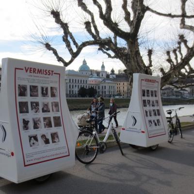 Mobiles City Light an Fahrrad mit Werbung für den ÖTV im Fußgänger Bereich in Großstadt