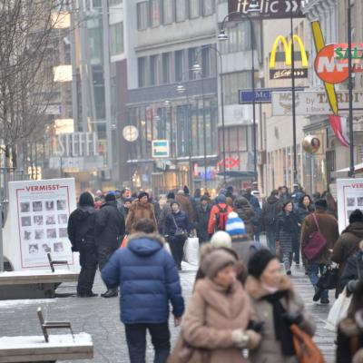 Mobiles City Light an Fahrrad mit Werbung für den ÖTV im Fußgänger Bereich in Großstadt