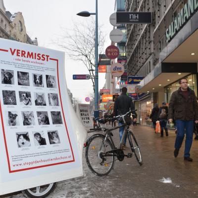 Mobiles City Light an Fahrrad mit Werbung für den ÖTV im Fußgänger Bereich in Großstadt