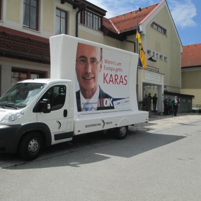 16 Bogen Plakat auf weissem Auto mit Wahl-Werbung für ÖVP im Großstadtverkehr