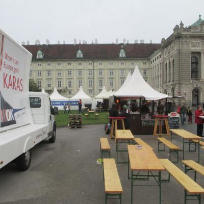 16 Bogen Plakat auf weissem Auto mit Wahl-Werbung für ÖVP im Großstadtverkehr