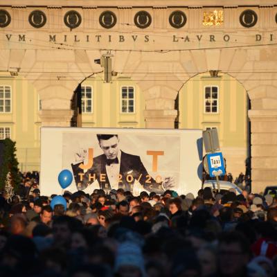 16 Bogen Plakat auf weissem Auto mit Werbung für Justin Timberlake Konzert im Großstadtverkehr nachts