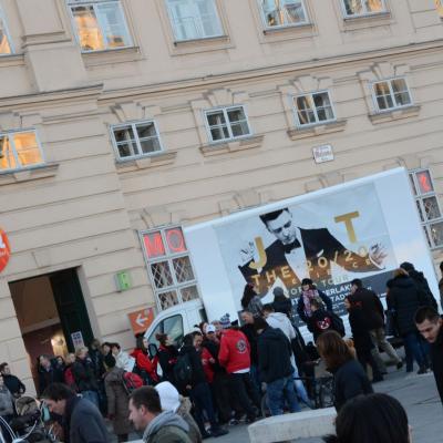 16 Bogen Plakat auf weissem Auto mit Werbung für Justin Timberlake Konzert im Großstadtverkehr