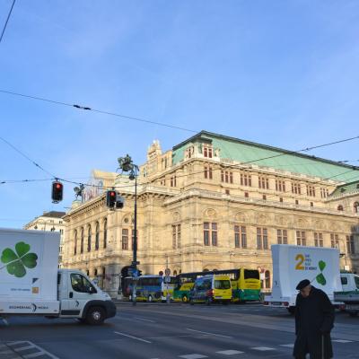 16 Bogen Plakat auf weissem Auto mit Werbung für Renault im Großstadtverkehr