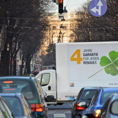 16 Bogen Plakat auf weissem Auto mit Werbung für Renault im Großstadtverkehr