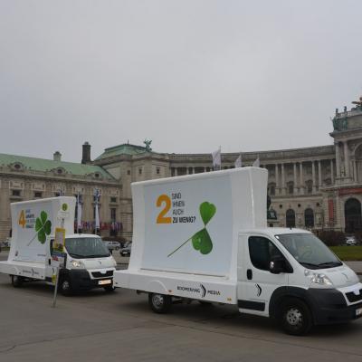 16 Bogen Plakat auf weissem Auto mit Werbung für Renault im Großstadtverkehr