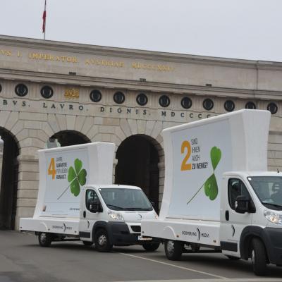 16 Bogen Plakat auf weissem Auto mit Werbung für Renault im Großstadtverkehr
