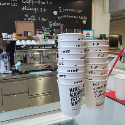 Kaffeebecher Kaffee zum Mitnehmen weiss mit Werbung in Bar