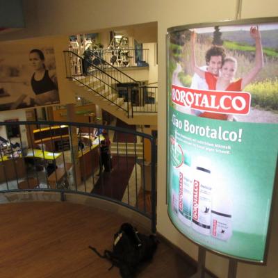 Beleuchtetes Werbe-Plakat in Fitness Studio