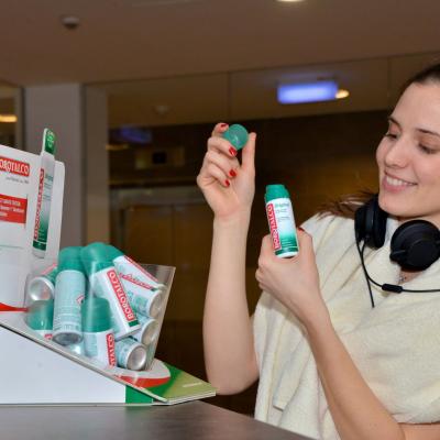 Produktproben beim Check In in Fitness Studio werden von junger Frau probiert