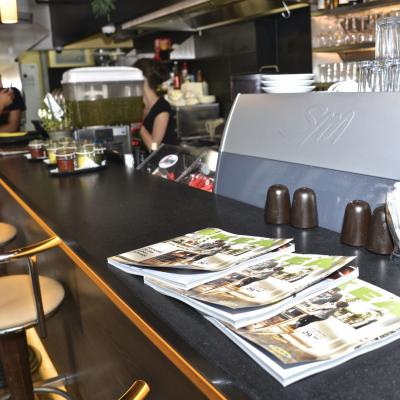 IKEA Katalog liegt aus auf Tresen in modernem Bar Restaurant