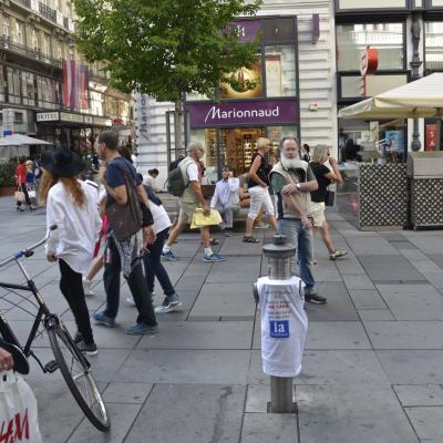 weisses Werbe T-Shirt für Installateure ist über Hydrant gezogen in Innenstadt