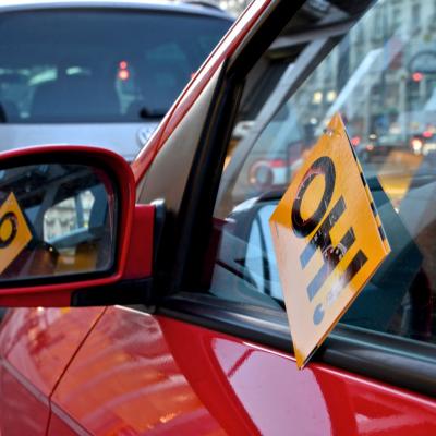 Gelbe Werbe-PostKarte steckt an Autofenster