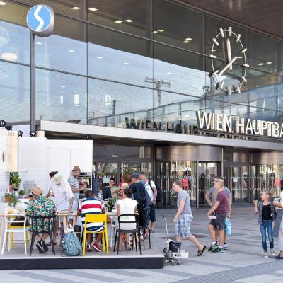 eine komplette Küche von als Promotion Podest vor Glas Fassade von Bahnhof mit Passanten