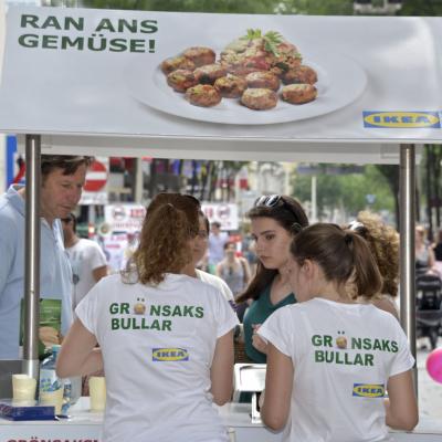 Weisses Promotion Dreirad mit Dach und Promotoren in Innenstadt verteilen IKEA Fleischbällchen