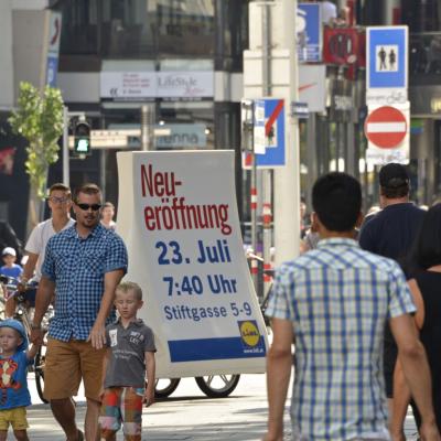 Mobile City Light an Fahrrad wirbt für LIDL in Fußgängerzone mit vielen Passanten