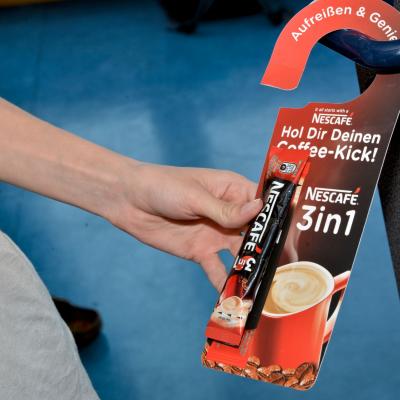 Studenten in Studentenheim finden Nescafe Probe am Türhänger