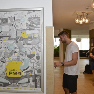 FM4 Werbe Plakat in Flur in Studentenheim auf weißer Wand 