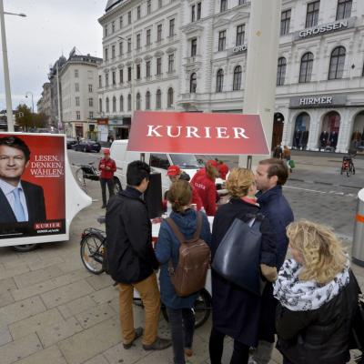Menschen warten an Promotion Dreirad mit rotem Dach auf Kaffee zum mitnehmen