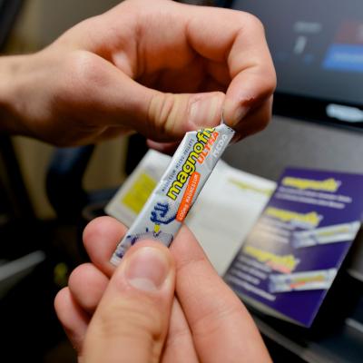 Dispenser mit Produktproben in schickem Check In von Fitness Studio auf Tresen