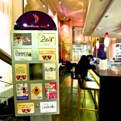 Werbepostkartenständer in modernem Bar Restaurant