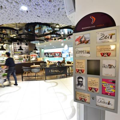 Werbepostkartenständer in modernem Bar Restaurant