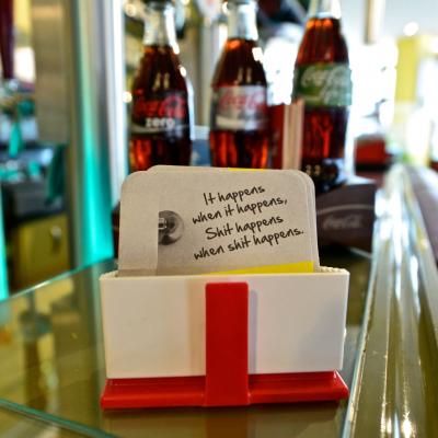 Bierdeckel mit Werbung auf Holztresen in Gastronomie