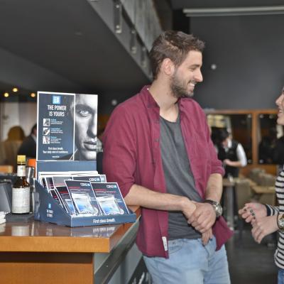 Werbeprobe für Kaugummi in Sepnder auf dunklem Tresen in schickem modernen Bar Restaurant