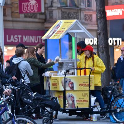 Film Promotion mit gelbem Promotion Dreirad und Hot Dogs für Passanten