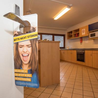 Türhänger an Zimmertür in Studentheim mit Werbung für FH Burgenland