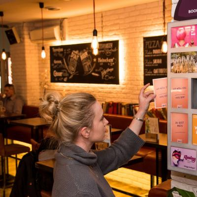 Postkartenständer in beleuchteter Bar Restaurant mit Karten für Manner