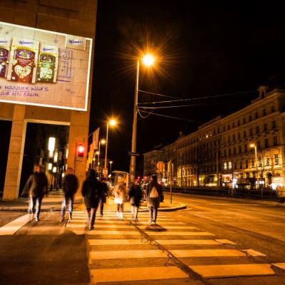 Fassaden Projektion auf Gebäude für Manner in der Nacht