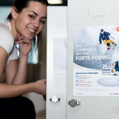 Werbeposter auf Innenseite von Spint in Fitness Studio für Voltadol